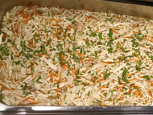 清溪工廠飯?zhí)贸邪? /><br />
3、事實(shí)上因合同糾紛引發(fā)的官司我們并不陌生,究其原因無非是承包時(shí)合同簽訂有漏洞或者相關(guān)條款有爭議性。因此在承包時(shí)務(wù)必到專業(yè)律師事務(wù)所先診斷合同,然后在詳細(xì)了解此裝讓店鋪時(shí)候存在其他“前科”例如,欠稅等。詳細(xì)的合同協(xié)議擬定也可以參考中國吃網(wǎng)《食堂承包協(xié)議》來擬定。<br />
<br />
管理方面:<br />
這個(gè)對于餐飲承包經(jīng)營的人來說是最重要的一個(gè)問題。市場上有一些急功近利的人,在剛開始不久急于擴(kuò)張,目的不是要把餐廳管理建立完善,而是要快速賺取承租的費(fèi)用,之后就撒手不管,或者是根本就沒有能力管理。如果一個(gè)承包餐廳不能很好解決管、培訓(xùn)、服務(wù)等問題那么很有可能,不久的以后你將面臨進(jìn)退兩難的窘境。所以要做到:<br />
1、實(shí)行專業(yè)管理,所有行政管理售貨員均為長期培養(yǎng)之優(yōu)秀干部,善于與客戶溝通,業(yè)務(wù)能力強(qiáng)。企業(yè)制度化管理,同時(shí)實(shí)行經(jīng)濟(jì)責(zé)任考核,內(nèi)部行銷使得員工滿意,外部行銷使得客戶滿意,達(dá)到”雙贏“效果。<br />
<br />
2、飯?zhí)贸邪毦邆涑晒Φ娘執(zhí)霉芾砟J剑陲執(zhí)霉芾硎欠窬邆涑晒Φ娘執(zhí)霉芾砟J?,是要進(jìn)行重點(diǎn)評估的內(nèi)容,因此要求飯?zhí)霉芾斫庹f及提供管理模式,并實(shí)地考查管理藏匿的實(shí)際效果。<br />
<br />
</div>
<!--上下翻頁-->
<div id=